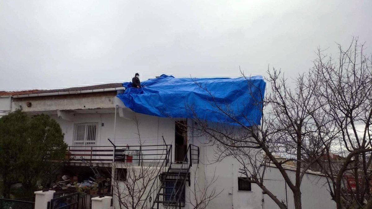 Tekirdağ'da fırtınadan etkilenen evlerin çatısı uçtu