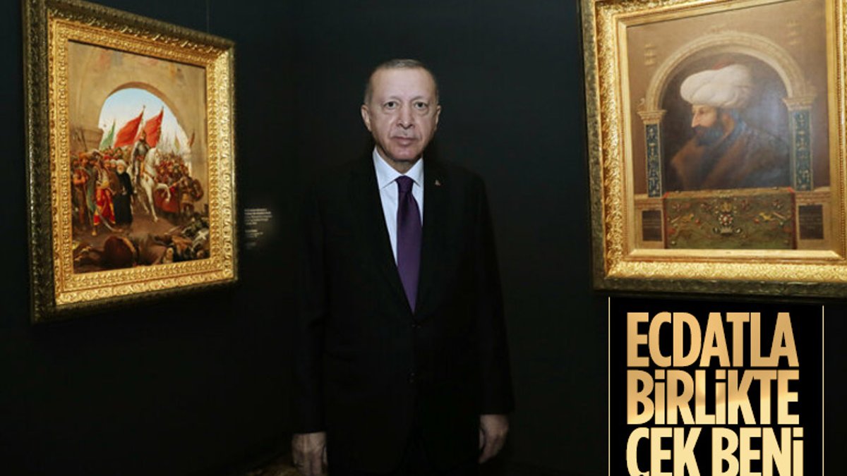 Cumhurbaşkanı Erdoğan İstanbul'un fethi tablosu önünde poz verdi
