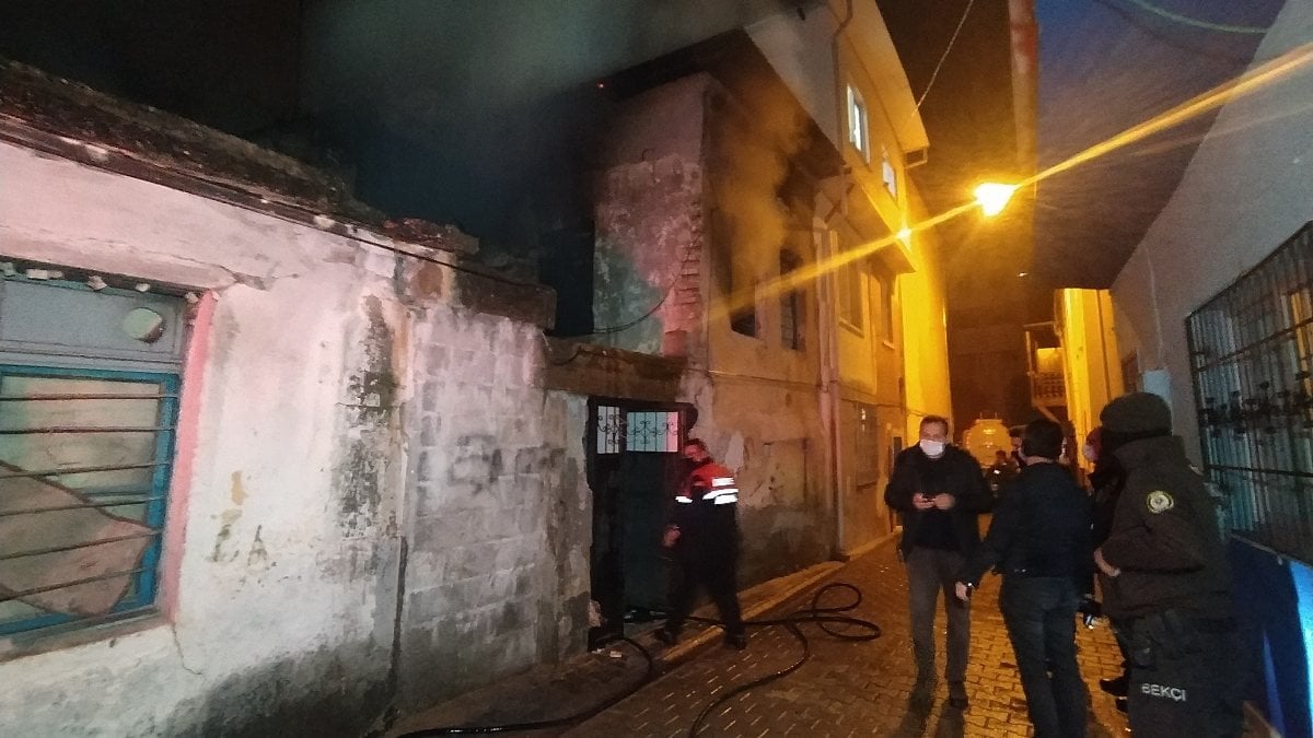 Adana'da yangın çıkan evde erkek cesedi bulundu