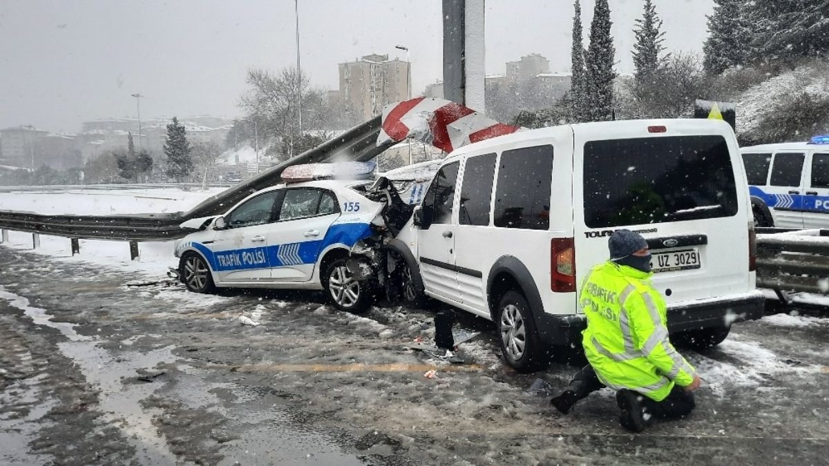 Fatih Sultan Mehmet Köprüsü girişinde trafik kazası: 3 polis yaralandı