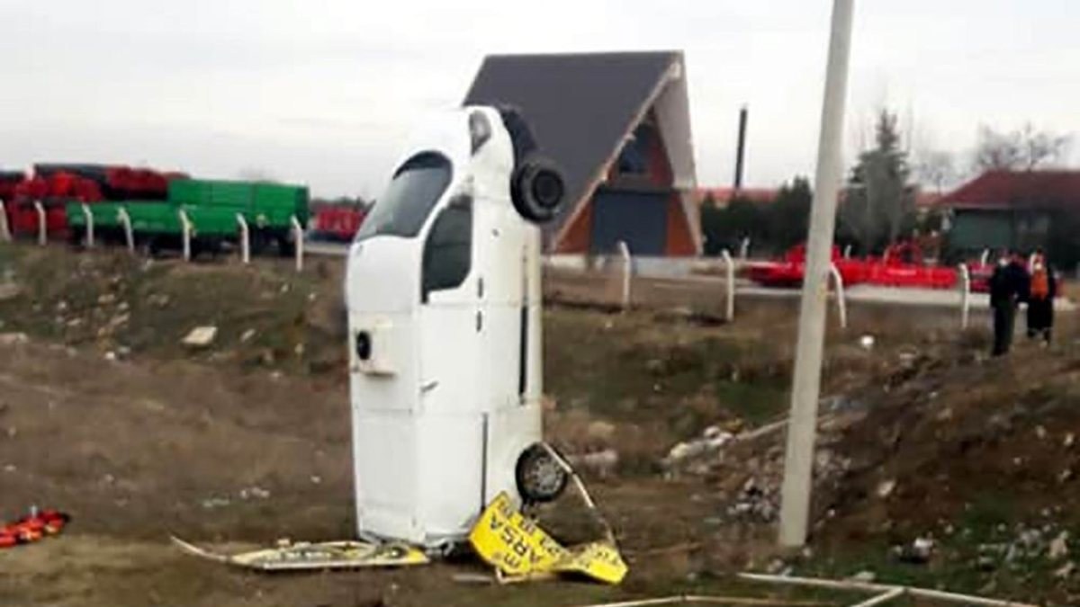 Kayseri'de kamyonet toprağa dik saplandı: 1 yaralı