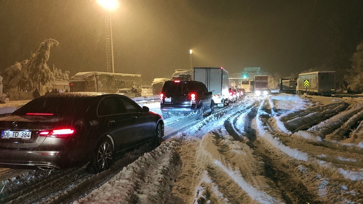 Düzce'de, TEM yolu İstanbul yönü ulaşıma kapandı 