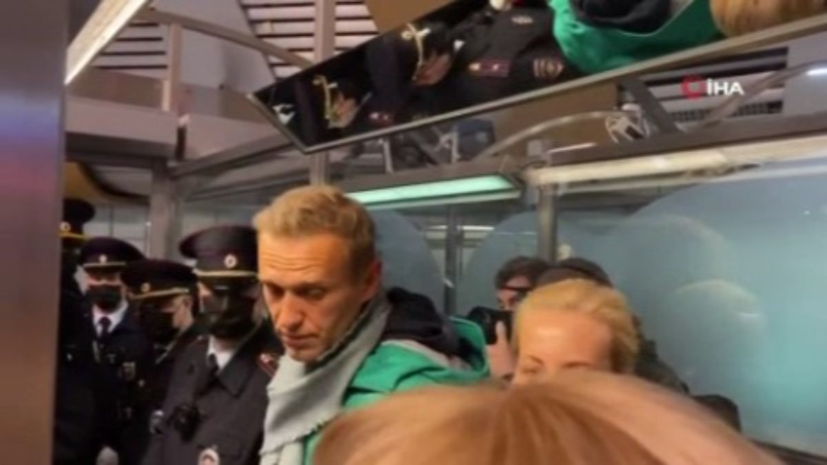 Rus muhalif Navalnıy, Berlin dönüşü Moskova'da gözaltına alındı