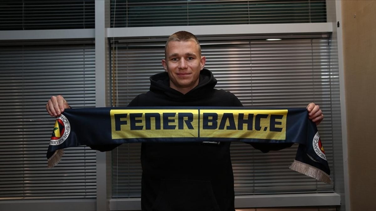 Fenerbahçe, Szalai ile 4,5 yıllık sözleşme imzaladı
