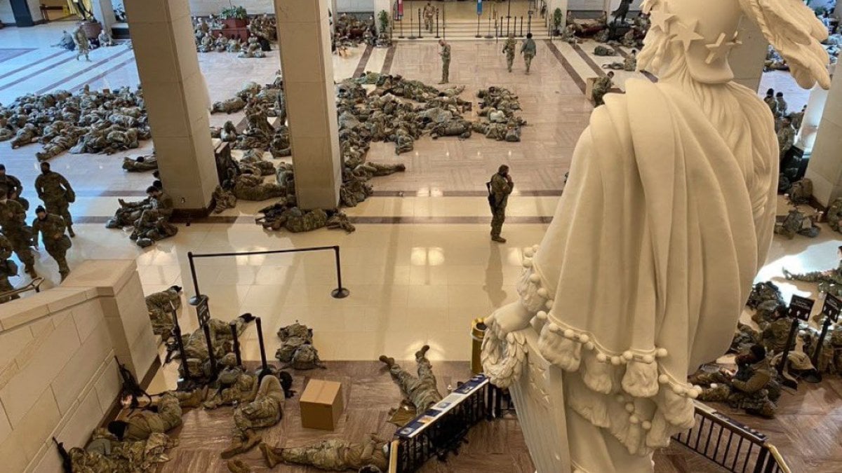 ABD Kongre binasına askeri sedye yığdılar