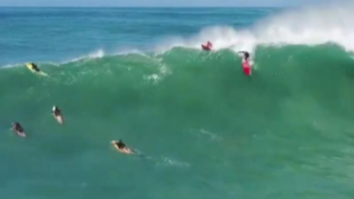 Havai'de dev dalgalarla sörf yaptılar