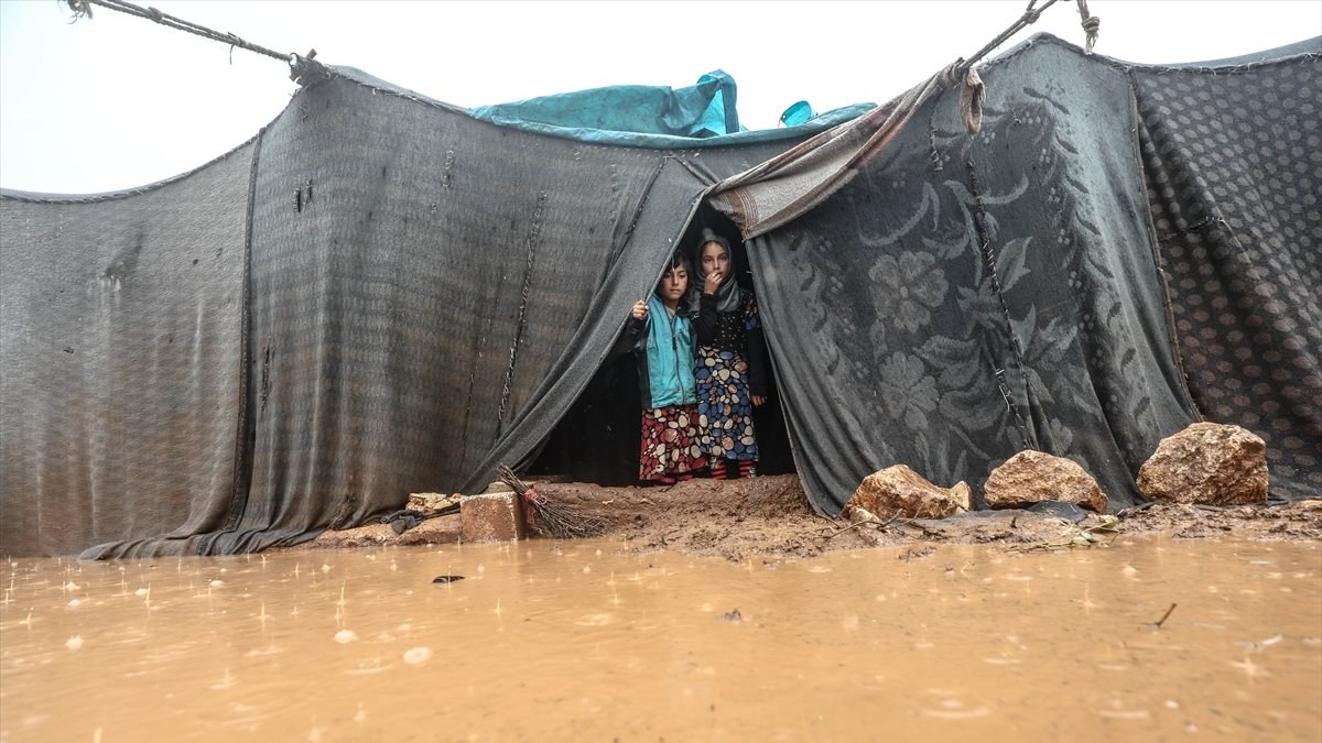 İdlib'de yerlerinden edilen sivillerin çadırları su altında kaldı