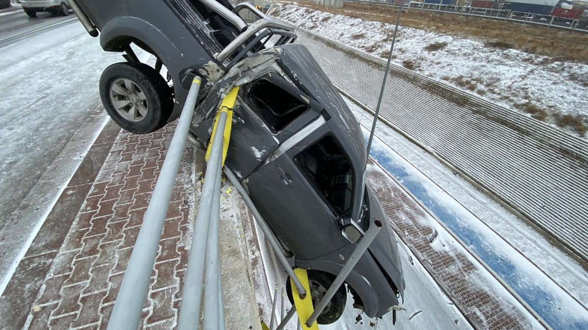 Konya'da araç köprüde asılı kaldı