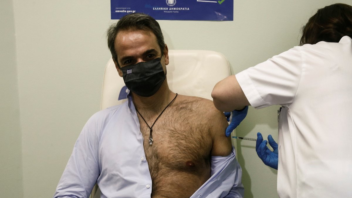 Kiryakos Miçotakis'e korona aşısının ikinci dozu uygulandı