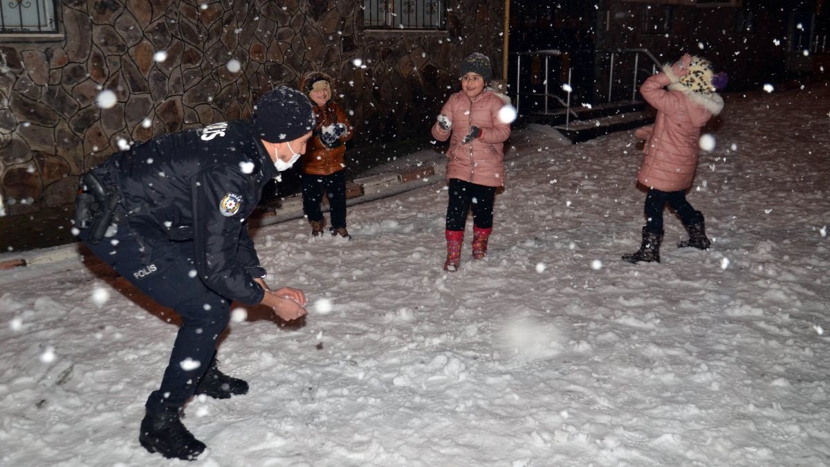 Muş'ta polis, çocuklarla kar topu oynadı