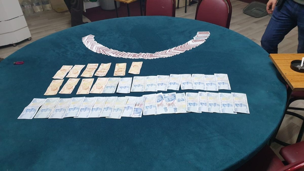 Kocaeli'de kumar oynayan 12 kişiye ceza kesildi