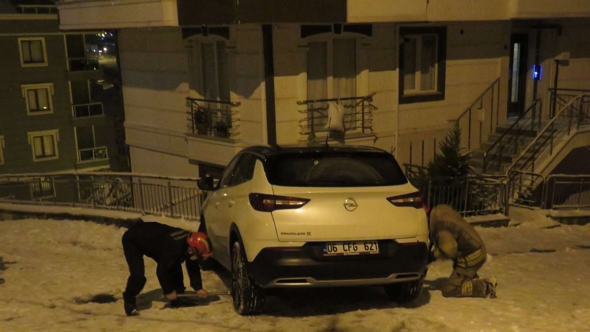 Sancaktepe'de buzda kayan araç, binaya çarpmaktan kurtarıldı