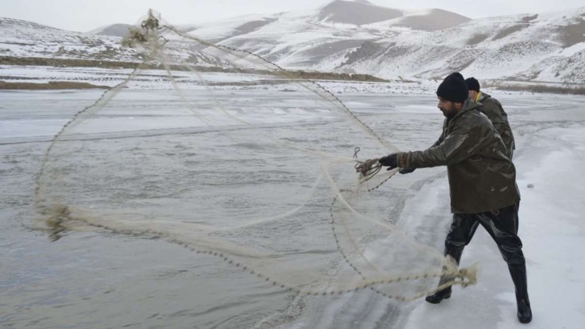Ağrı'da buzla kaplı Murat Nehri'nde balıkçılık mesaisi