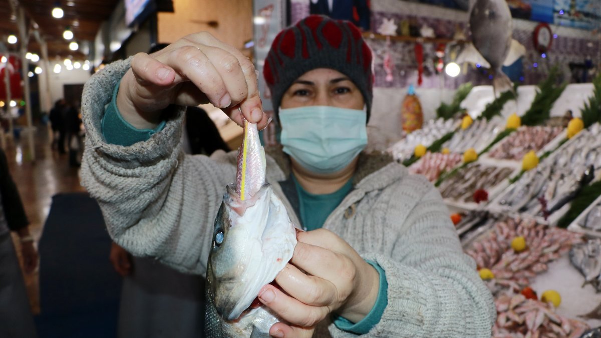 Adana'da balıkçılar, bayat balık hilelerini anlattı