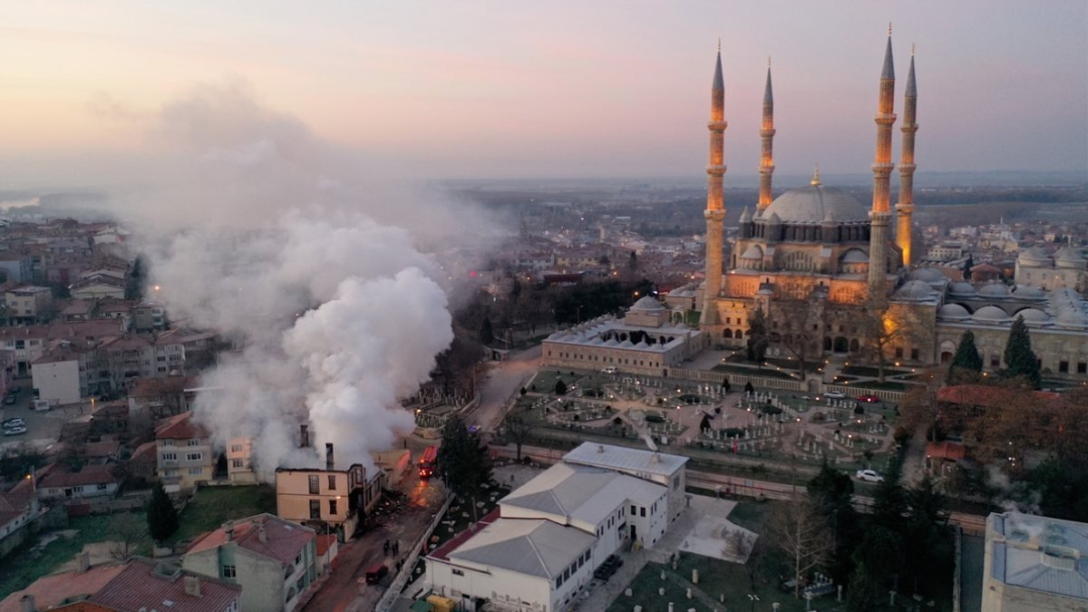 Edirne'de tarihi müftülük binası yandı