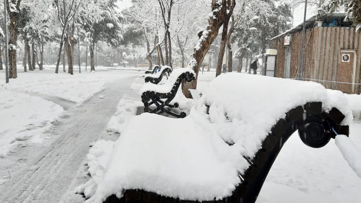 Diyarbakır'da yılın ilk karı yağdı
