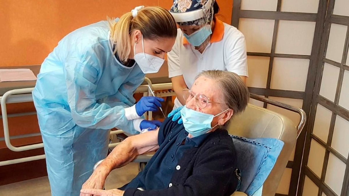 108 yaşındaki İtalyan, koronavirüs aşısı yaptırdı