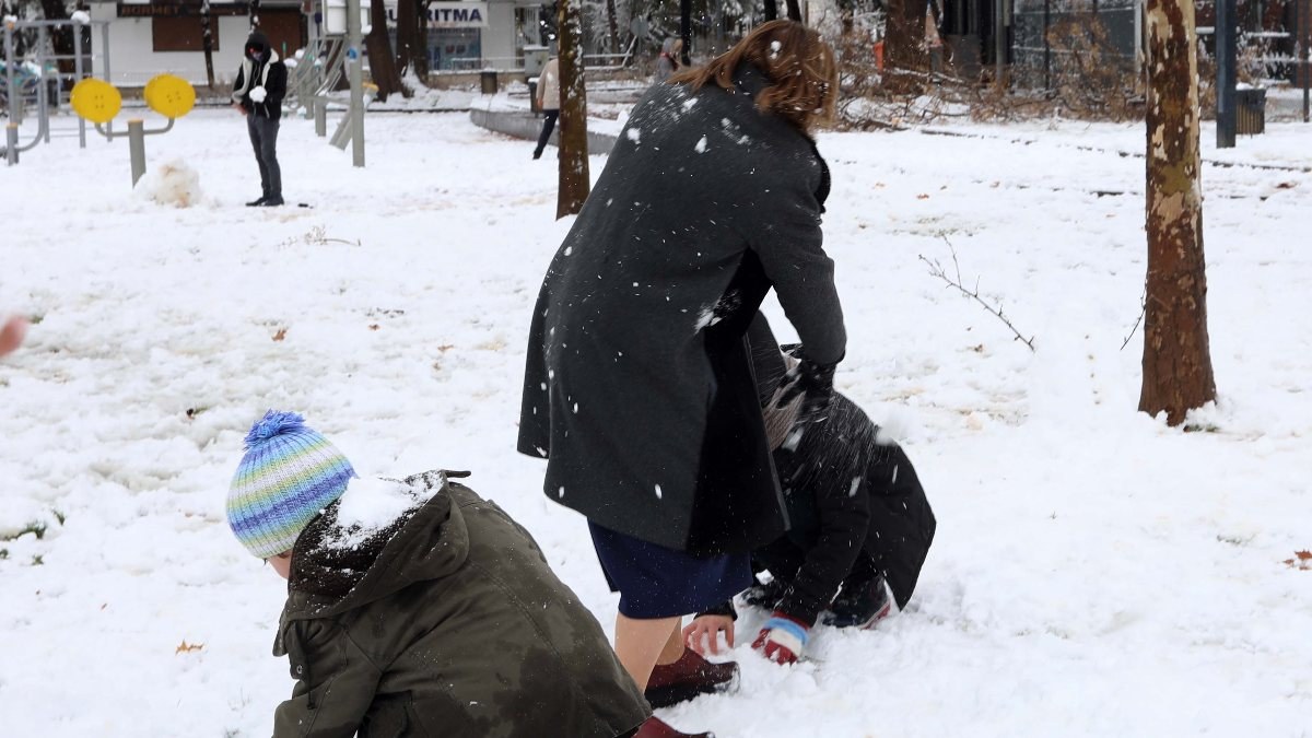 Fatma Şahin, çocukların kar eğlencesine ortak oldu