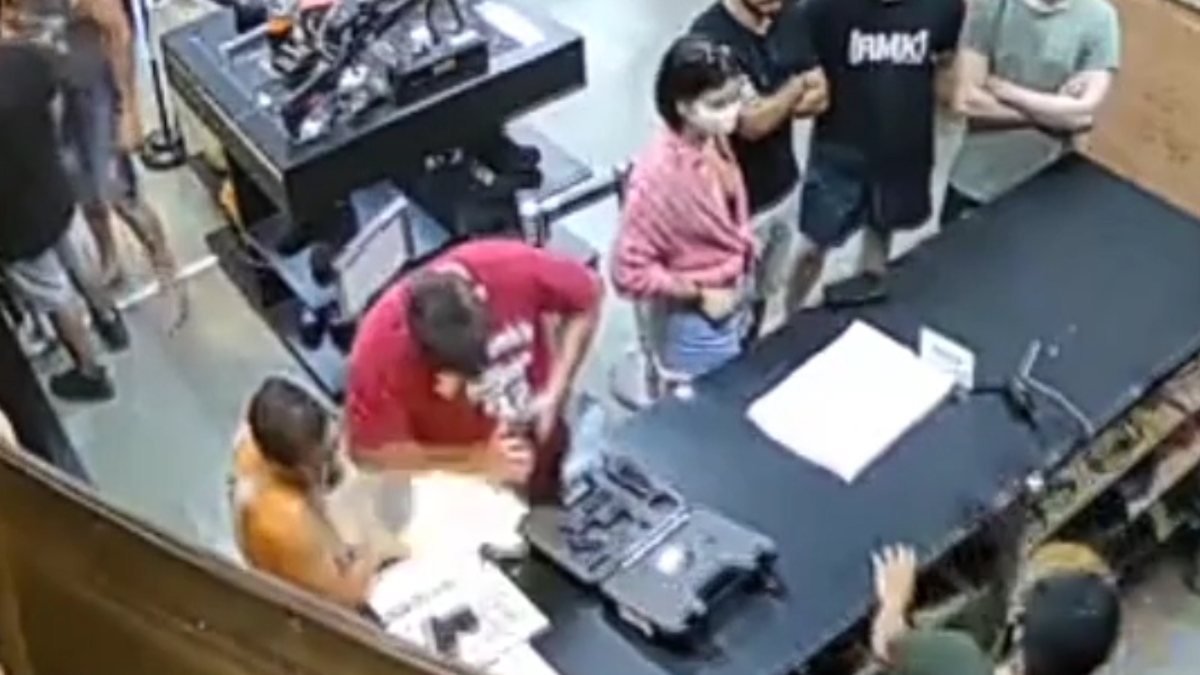 ABD'de silah dükkanında arkadaşını vuran adam