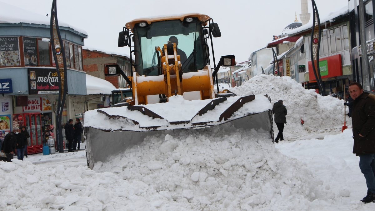 Karlıova'da 60 kamyonla kar taşınıyor