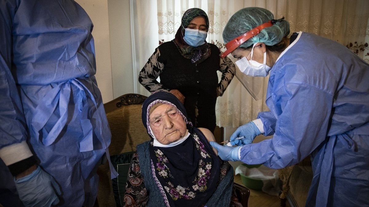 Ankara'nın en yaşlı iki kadını korona aşısını oldu