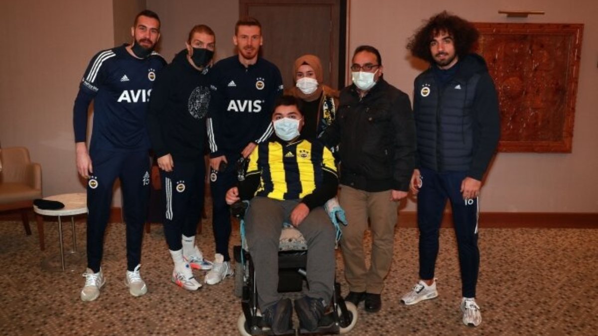 Fenerbahçeli futbolculardan DMD hastası taraftara ziyaret