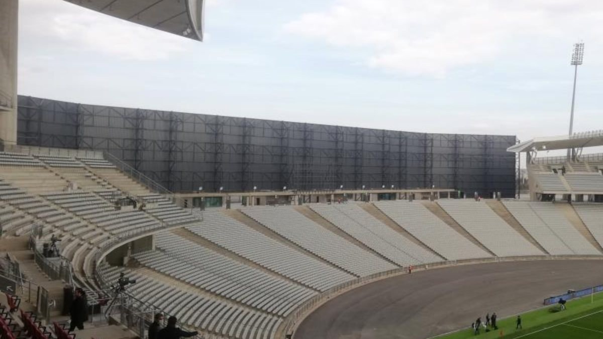 Olimpiyat Stadı'nın kale arkalarına rüzgar panelleri takıldı