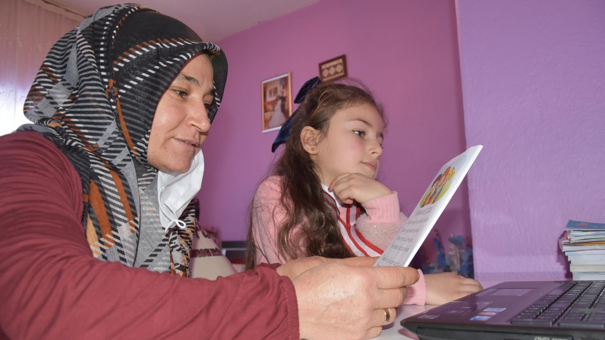 Kütahya'da kızıyla EBA'yı takip eden anne, okuma yazma öğrendi