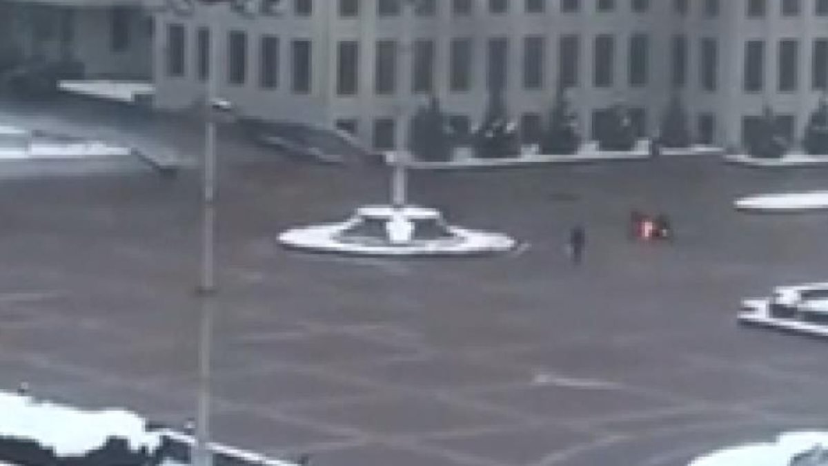 Belarus'ta bir kişi, hükümet binasının önünde kendisini yaktı