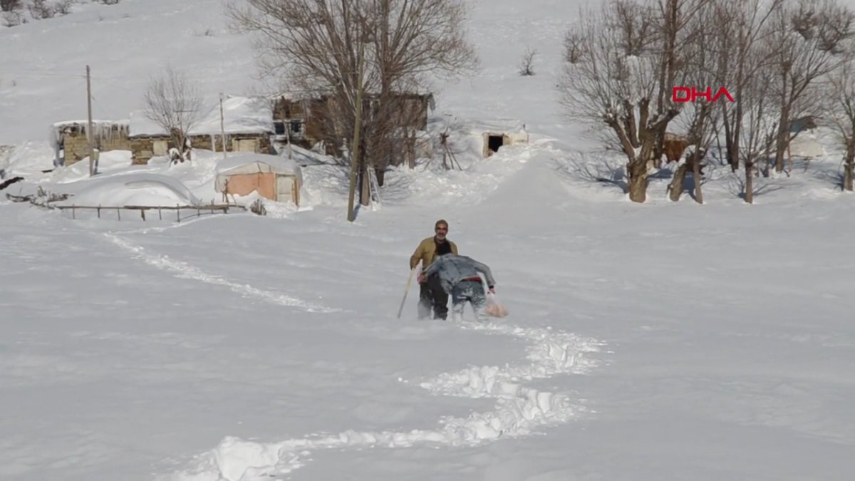 Muş'ta kar yüzünden köyüne dönemeyen Bayram'ın babasıyla buluşması