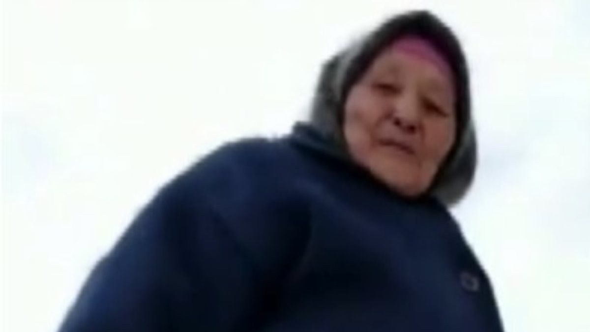 Kırgızistan’da 85 yaşındaki ninenin kayak keyfi