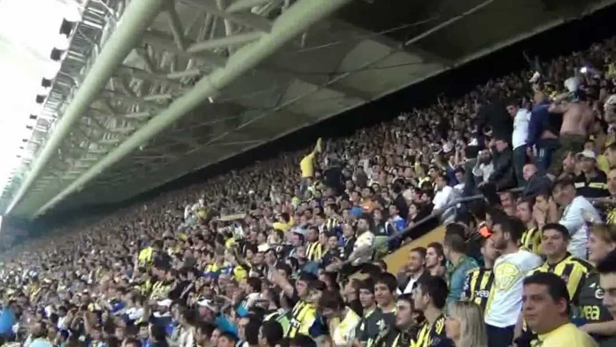 Fenerbahçe'den sağlık çalışanlarına tribün jesti