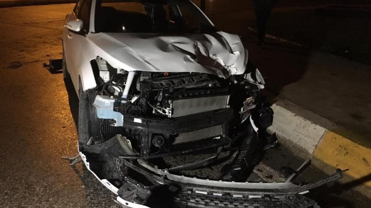 Ataşehir'de alkollü şahısların araçta eğlencesi kaza ile bitti