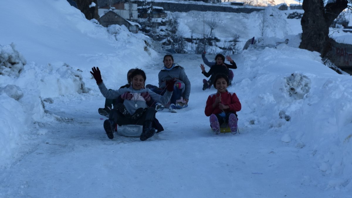 Beytüşşebaplı çocuklar, leğen ve tahtayla karda kaydı