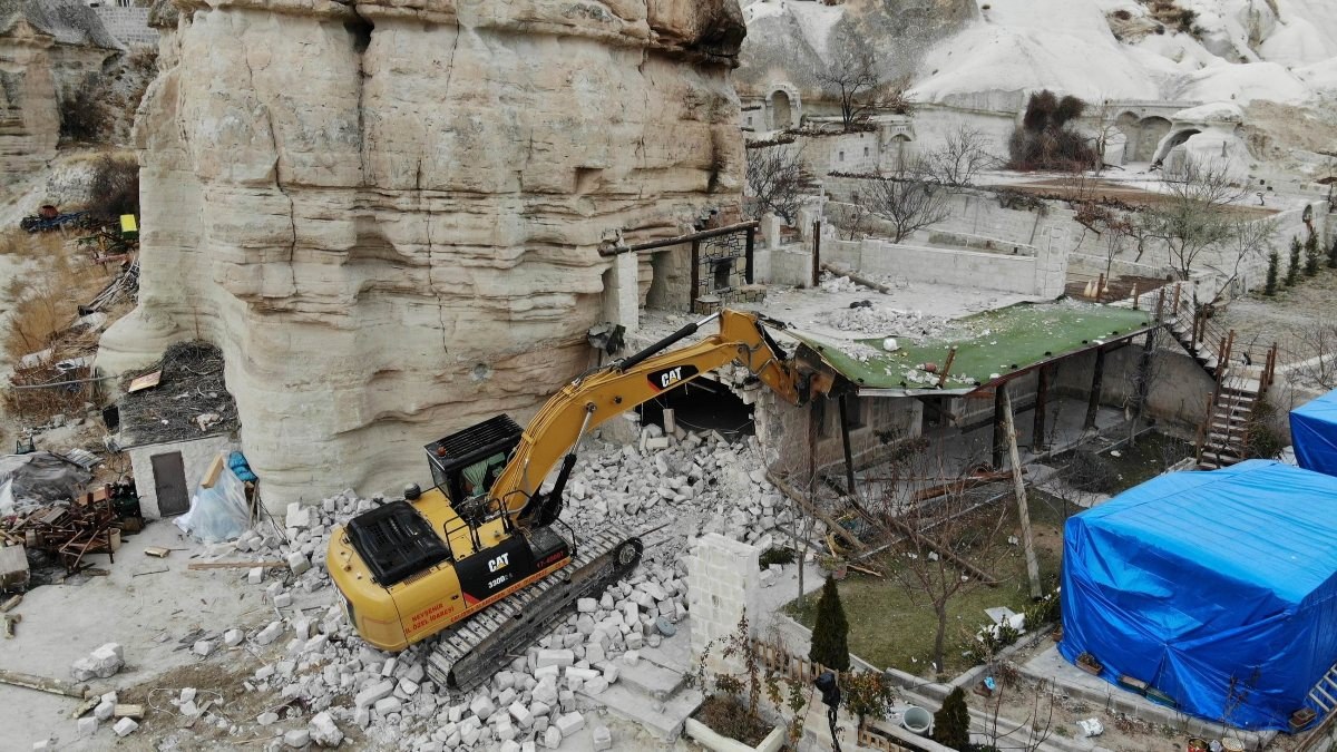 Kapadokya’da kaçak yapılar yıkılıyor