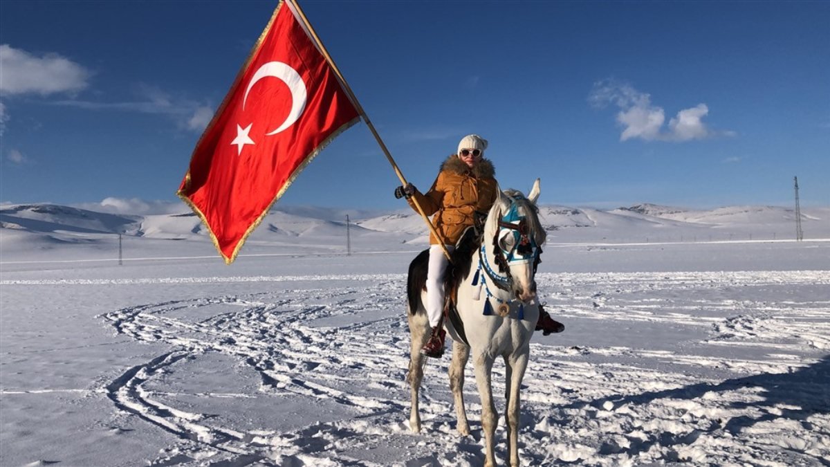 Kars'a kafilesini getiremeyen Rus rehber, cirit atıyla özlem giderdi