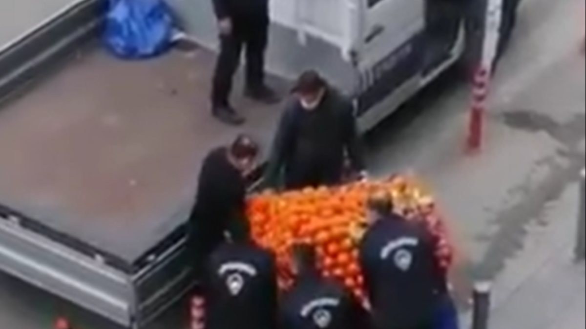 İzmir'de zabıta, meyve satıcısının tezgahına el koydu