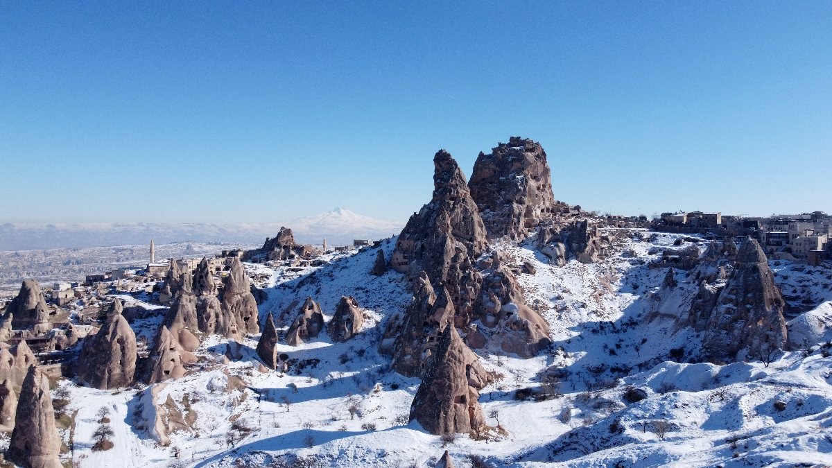 Kapadokya'da yağan kar, masalsı görüntüler oluşturdu