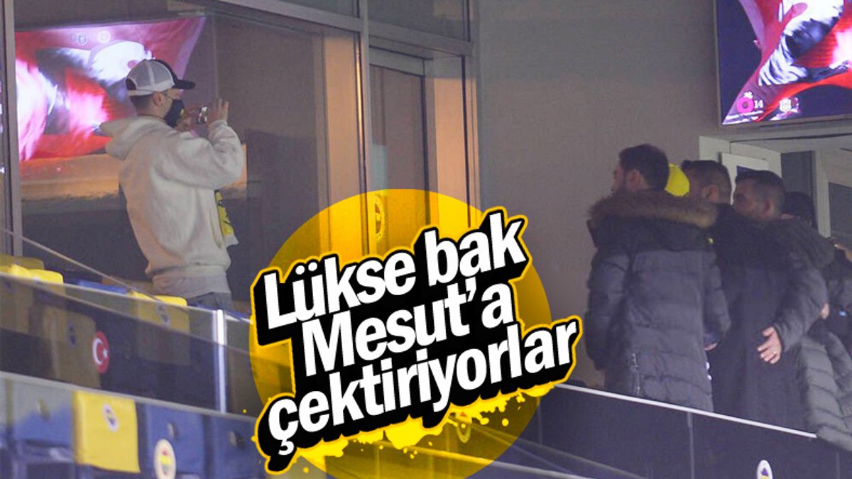 Mesut Özil, Kayserispor maçını tribünden izledi