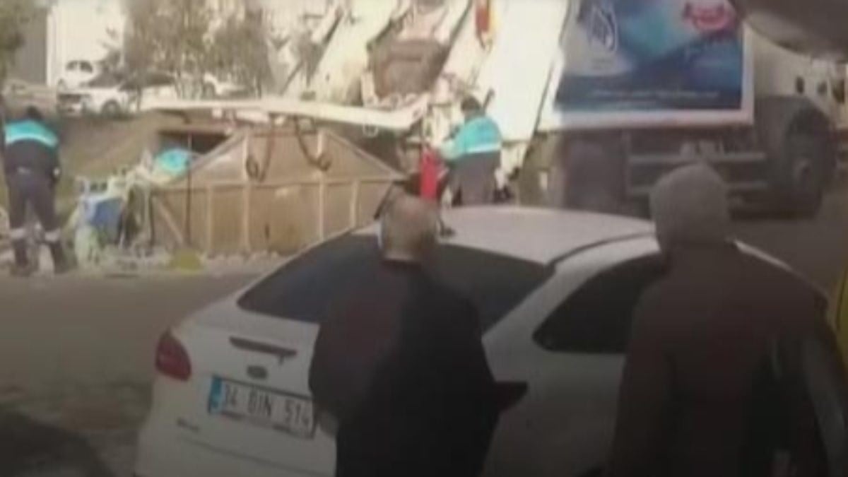 Manisa'da çöpten çıkan Türk bayrağını, kamyona astı
