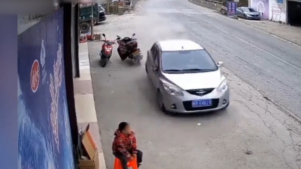 Çin'de kontrolden çıkan otomobilin sebep olduğu kaza