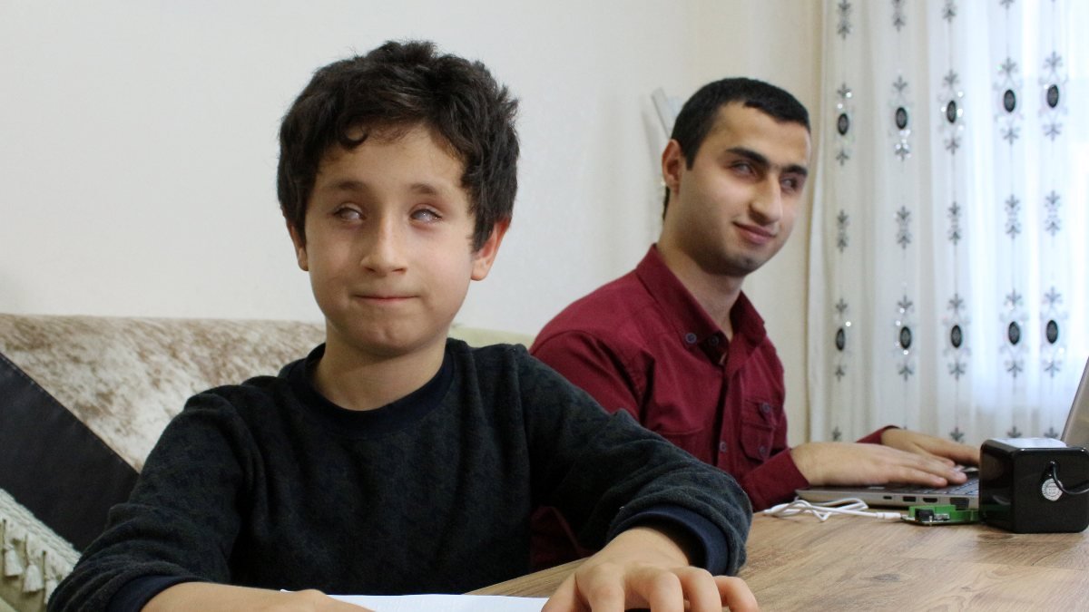 Antalya'da görme engelli 2 kardeş, dünyayı parmaklarıyla keşfetti