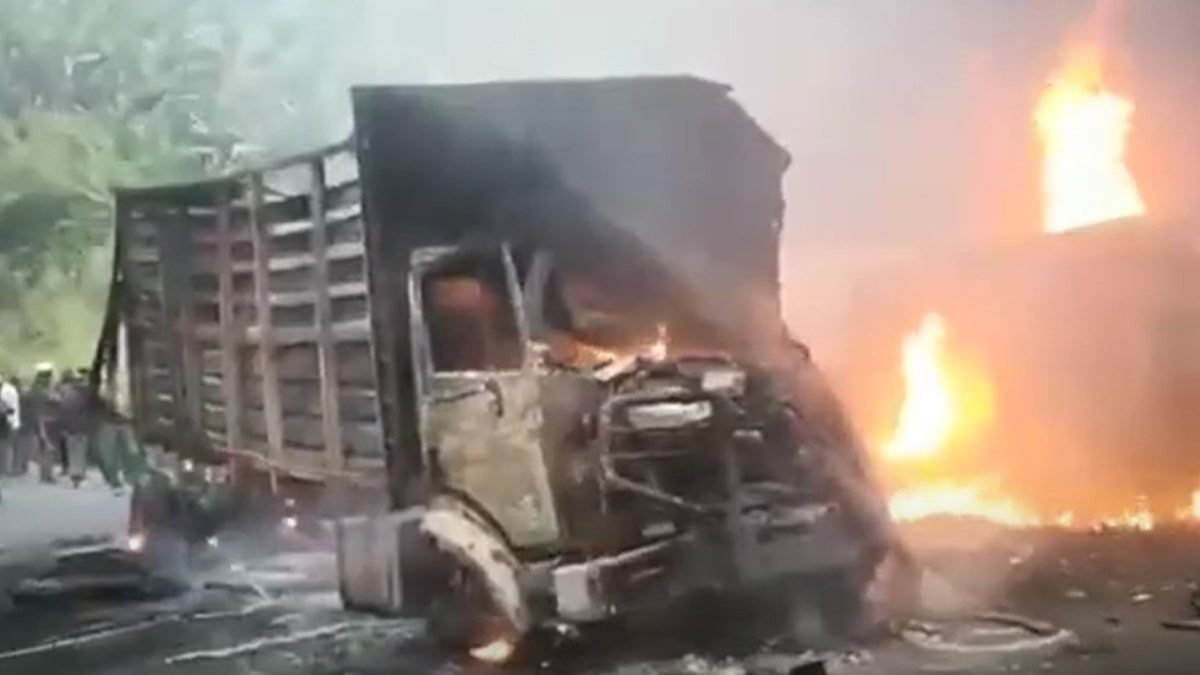 Kamerun'da yolcu otobüsüyle kamyon çarpıştı: 53 ölü