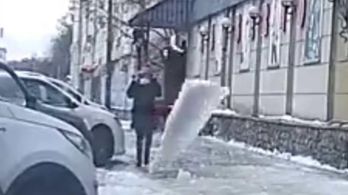Rusya'da çatıdan düşen kar yığınından saniyelerle kurtuldu