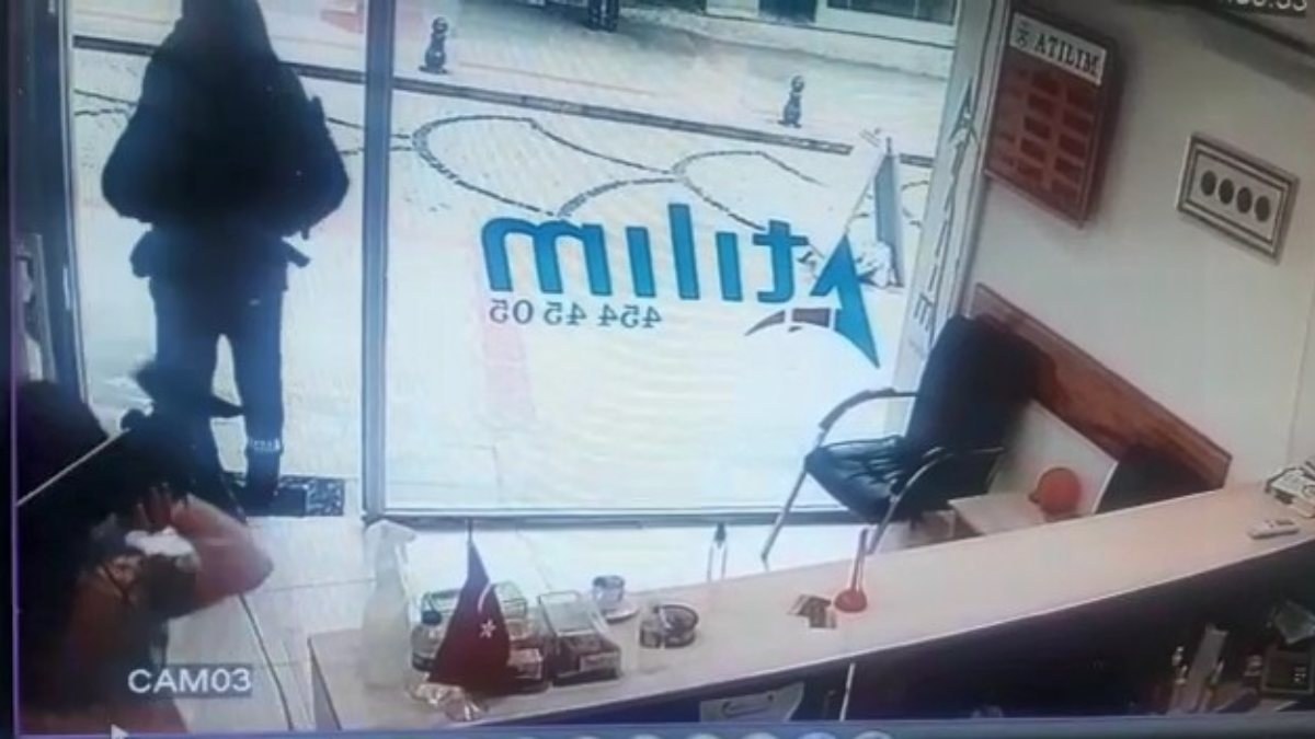 Kocaeli'de döviz bürosunda soygun girişimi kamerada