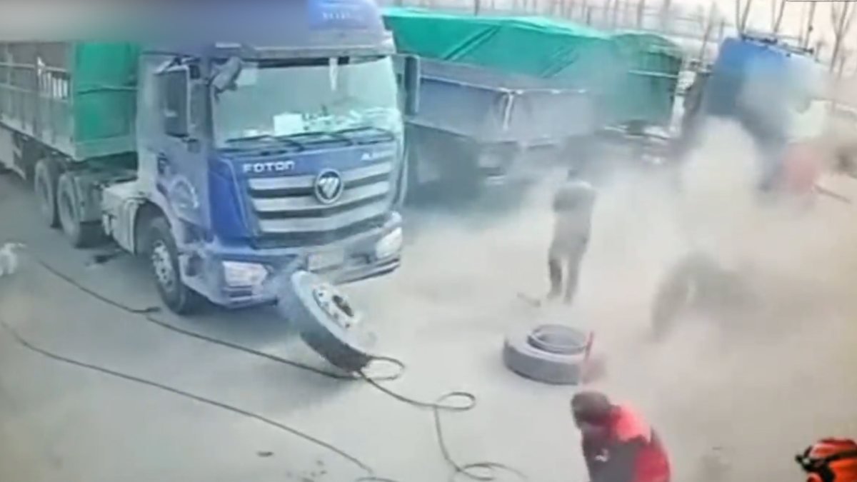 Çin'de hava basılan lastiğin patlama anı