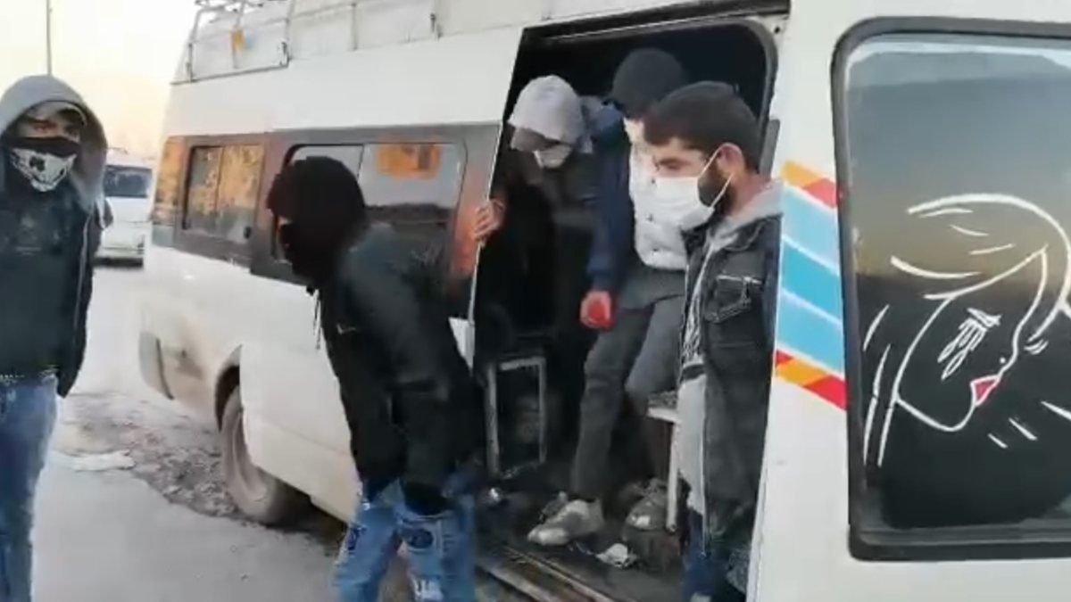 Adana'da 15 kişilik minibüsten 33 yolcu indi
