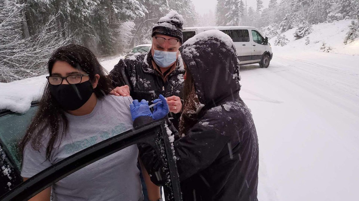 ABD'de yolda mahsur kalan sağlıkçılar, kar altında aşılama yaptı