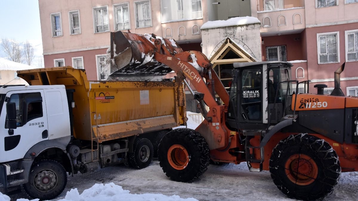 Bitlis’te 6 bin kamyon kar, kent dışına çıkarıldı