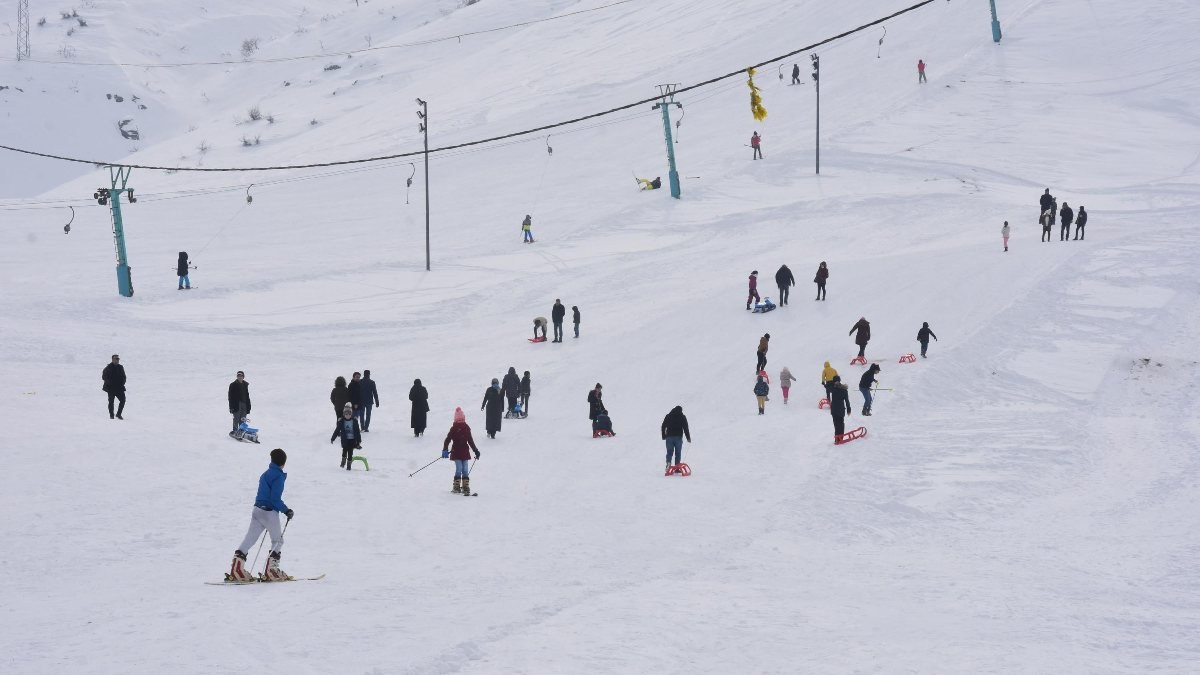 Bitlis’te kayak merkezleri, tatilcilerin akınına uğradı
